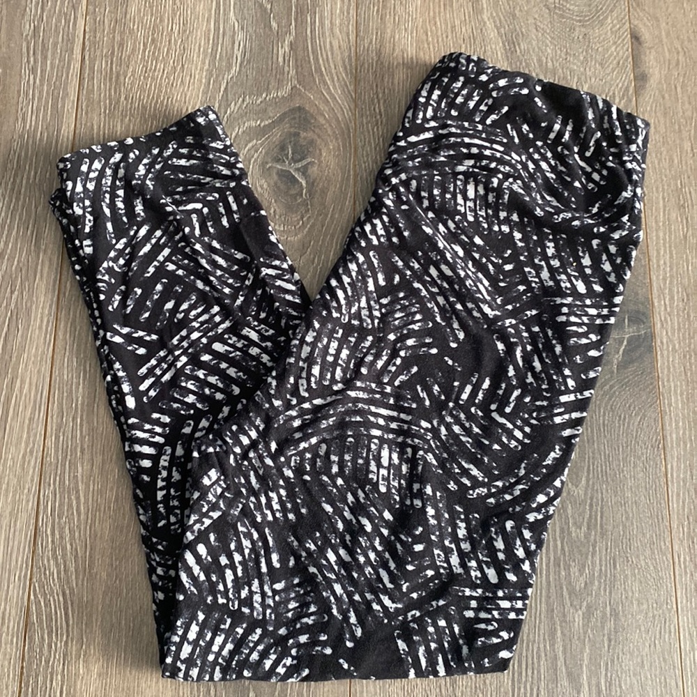 Capri length black white print super soft leggings